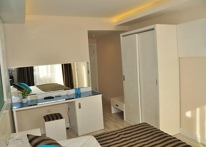 Aura Boutique 3* Side