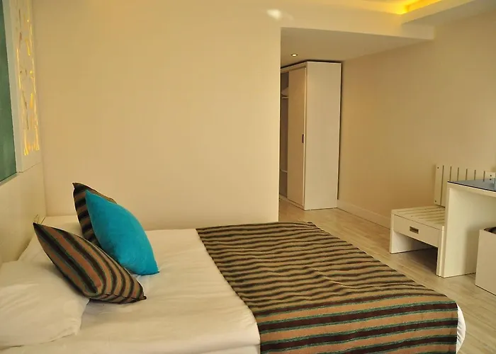 מלון Aura Boutique 3*