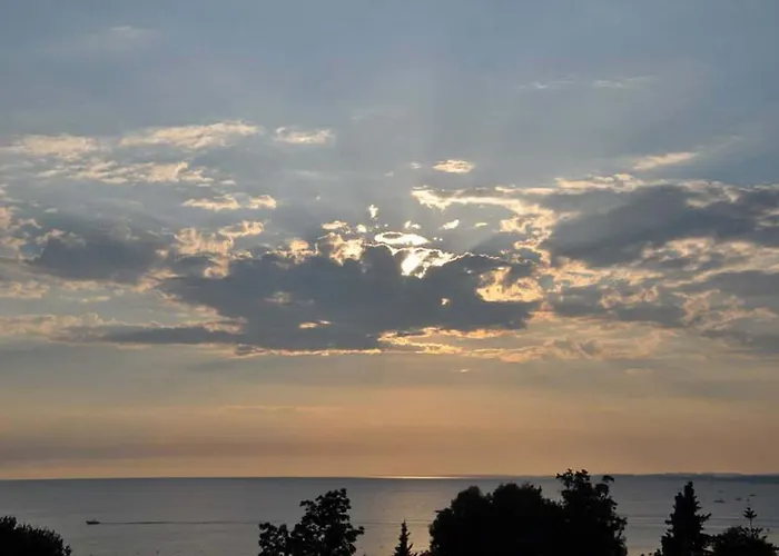 מלון Aura Boutique 3*