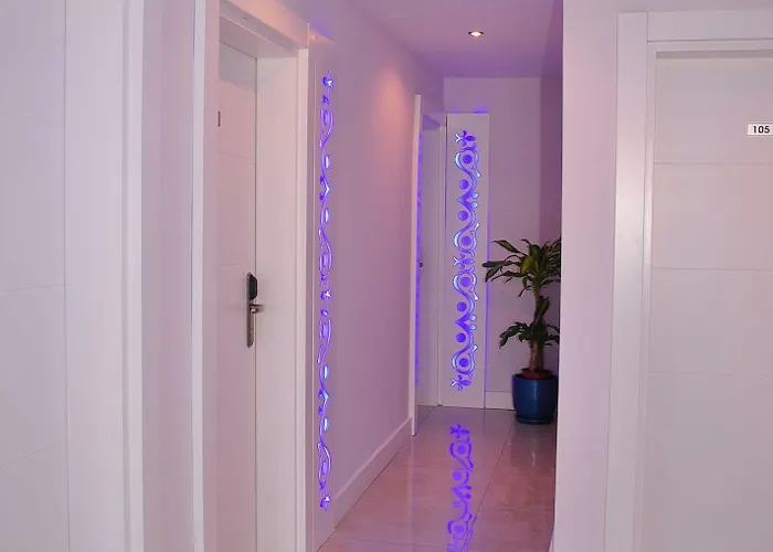 מלון Aura Boutique 3*